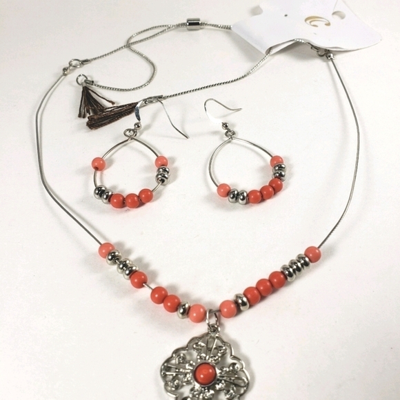 Elegant Silver and Coral Beaded Jewelry Set - Picture 4 of 11
